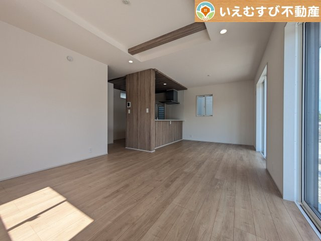 ご家族みんながゆったりくつろげるリビング　ゆとりの空間でくつろいだり遊んだり、家族の時間が楽しみですね♪