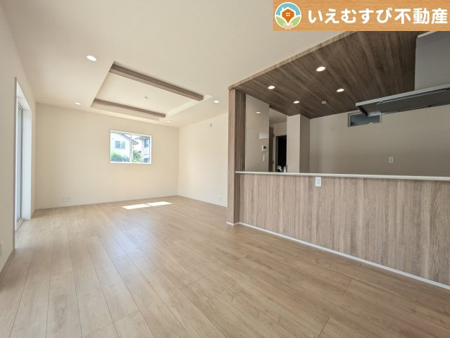 自然光で満たされる明るく開放感溢れるリビング　たっぷりの採光で明るい空間。家族みんなでくつろげます♪