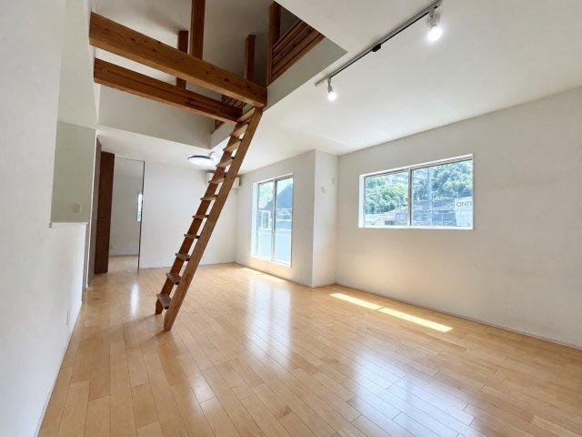 明るい洋室です