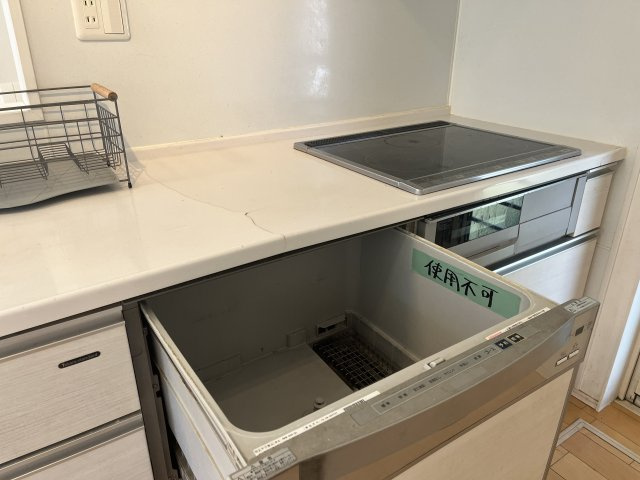 天板にひび割れあり。食洗器は故障しております。