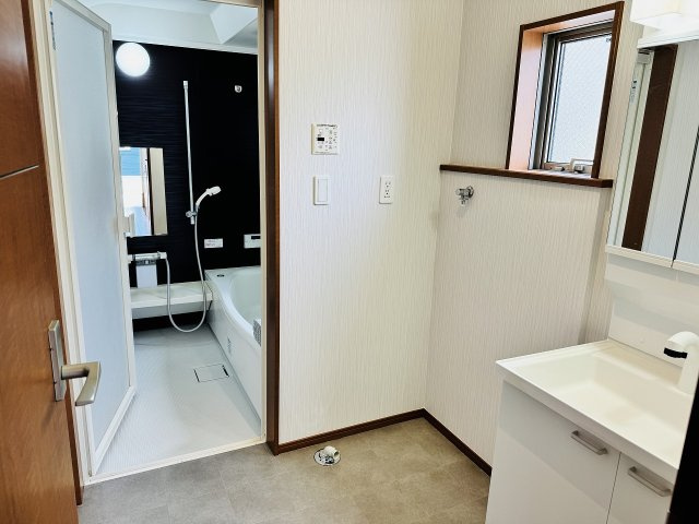 ～窓付きで明るい洗面所　換気もしやすいです～