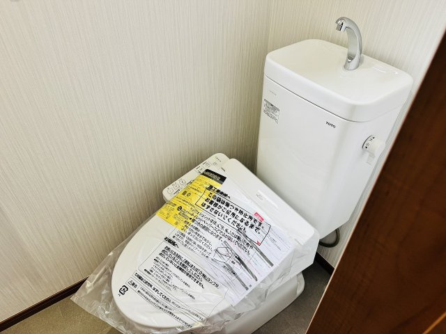 ～新規交換済、暖房温水洗浄機能付きトイレ　冬場は特に嬉しい機能ですね～
