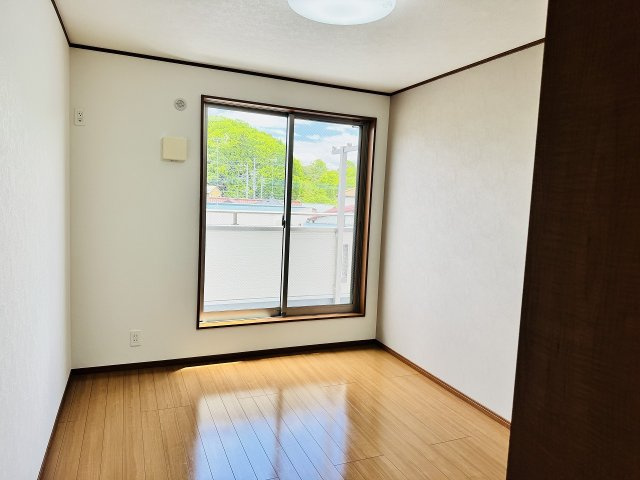 ～2階バルコニーに面している6.5帖の洋室です～