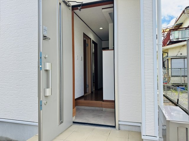 ～玄関は安心のWロックキーを採用～