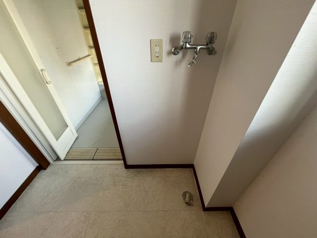 洗濯物の仕分け作業がしやすく、整理整頓が容易になります。洗濯音や湿気を他の部屋に持ち込まず、生活環境を快適に保ちます。上部を活用すれば収納スペースを確保でき洗剤や洗濯用品の整理もしやすくなります。
