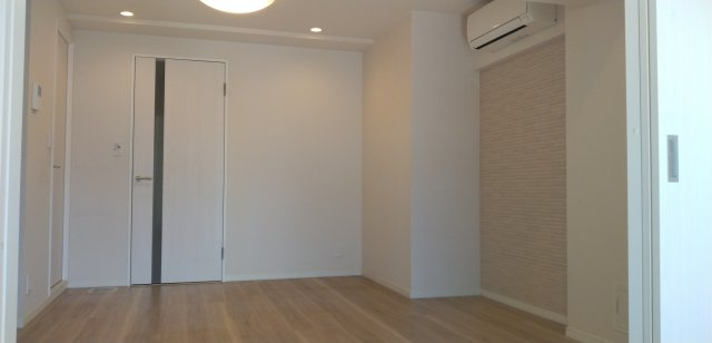 キッチンも含めて約11.2帖のリビングダイニング、洋室の扉を開放すれば、約16帖のスペースとしてもご利用いただけます