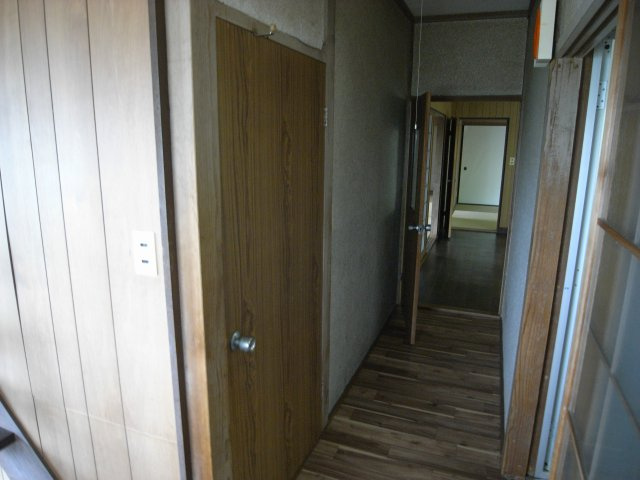 廊下から浴室へとつながる動線はシンプルで使いやすく、日々の生活に便利な設計。木目調の床が温かみを感じさせ、和の趣も残る雰囲気です。リフォームによってより快適な空間に仕上げるのもおすすめです。