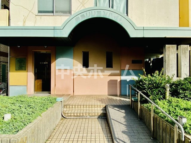 【エントランス】マンションのエントランスは、その物件の印象を決める、顔とも言える場所です。毎日通る場所ですからきれいなのが一番です。エントランス内はオートロックですので暮らしの安全も確保されています。