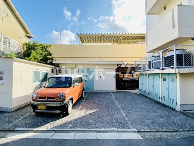 【敷地内駐車場】最新の空き状況や費用などの詳細は担当スタッフまでお問い合わせください。