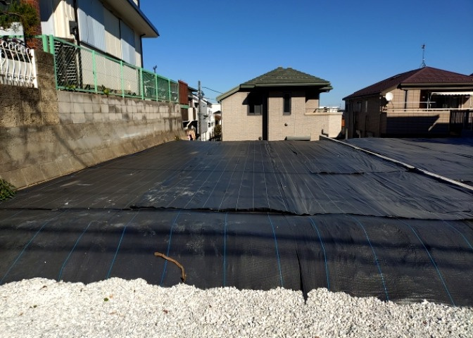 家を建てる場合、方位は要チェックです。現実的に日当たりのよい家ならばリビングは南側、建築基準法でも北側に当たる家への配慮は求められています。土地を見学に行く際は、方位磁針を持って行くようにしましょう。