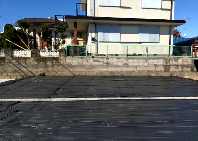 土地の前の道路に消火栓が設置されていることがあります。この場合、道路交通法第45条第1項により、駐車禁止の場所が指定されています。そのため、車庫などの駐車スペースをつくることができない場合があります。