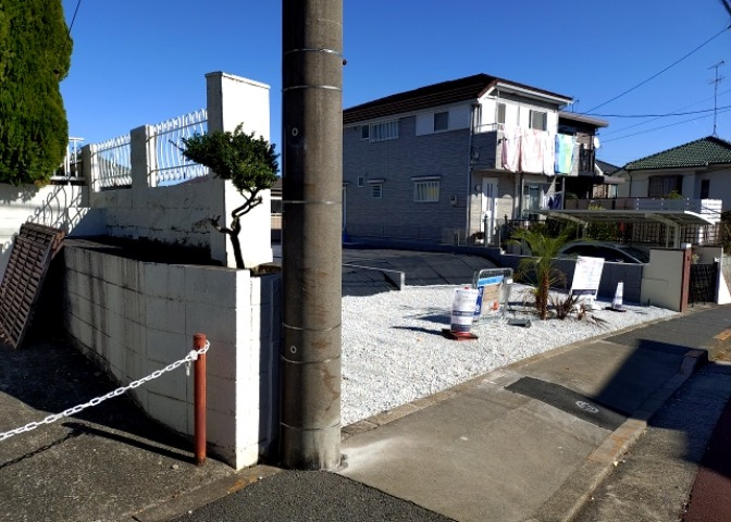 現地に行くなら、物件の周囲の地形がどうなっているかを見ることも大切です。周辺より低くなっている土地では、大雨などで水が集まりやすいため、地盤が弱くなっているということも考えられるため、注意が必要です。