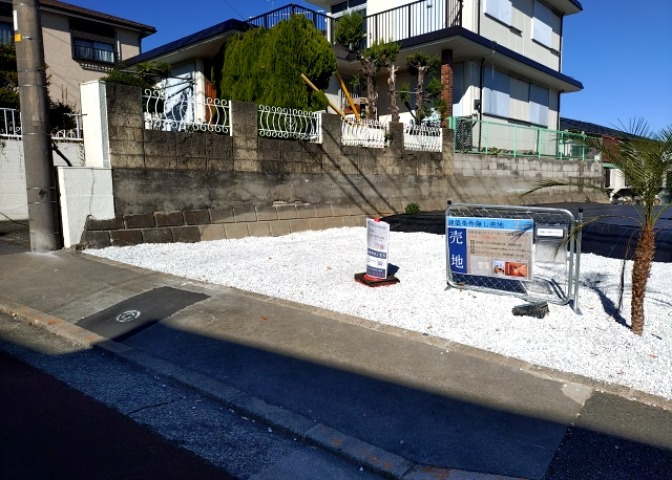 土地購入を検討されている場合、境界杭がない状態で購入してしまうと境界確定測量をする必要があり、費用がかかります。購入の前に、売主、隣土地所有者立ち合いのもと境界を確定し境界杭を設置するのがベストです。