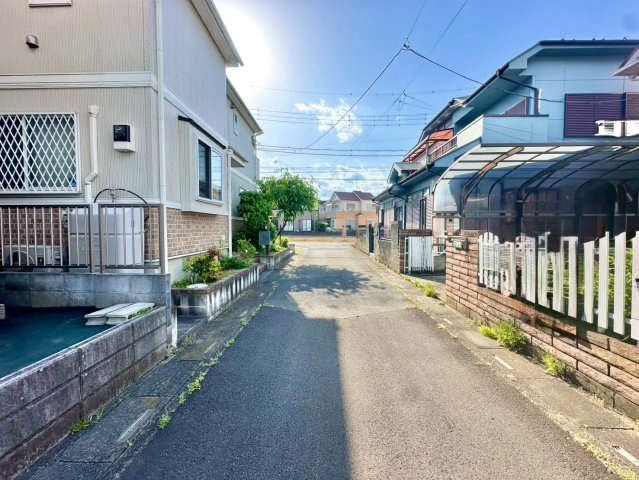 南側道路に面した約39坪の整形地です。陽当り良好で更地渡し・建築条件なしのお土地です。周辺環境の利便性が高く、お好みのハウスメーカーで自由な建築が可能です。是非現地ご覧ください♪