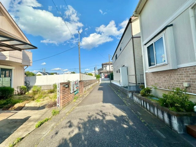 南側道路に面した約39坪の整形地です。陽当り良好で更地渡し・建築条件なしのお土地です。周辺環境の利便性が高く、お好みのハウスメーカーで自由な建築が可能です。是非現地ご覧ください♪