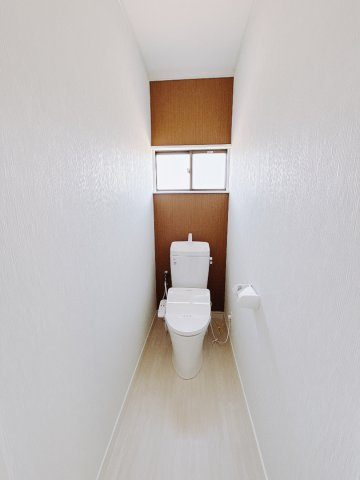■トイレ｜1階、2階にもトイレをご用意しております♪窓付きなので常に換気もでき、綺麗保てます♪
