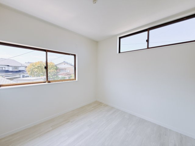 ■2階洋室｜2面採光で明るい2階の洋室。全部屋フローリングなので、お掃除がしやすいです♪大きな収納もあって嬉しい！