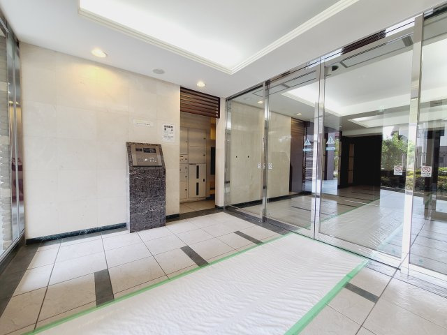 〇ホテルエントランスのような凛とした空間です。セキュリティーに守られている館内は静寂です。