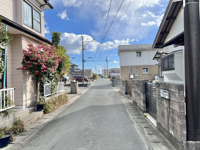 前面道路東側を向いて撮影しました。