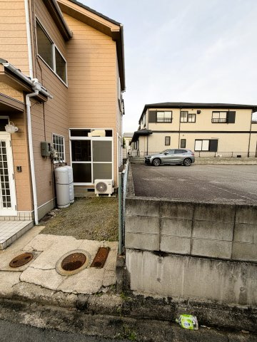 屋根付きバルコニーで急な雨でも洗濯物が濡れにくく安心