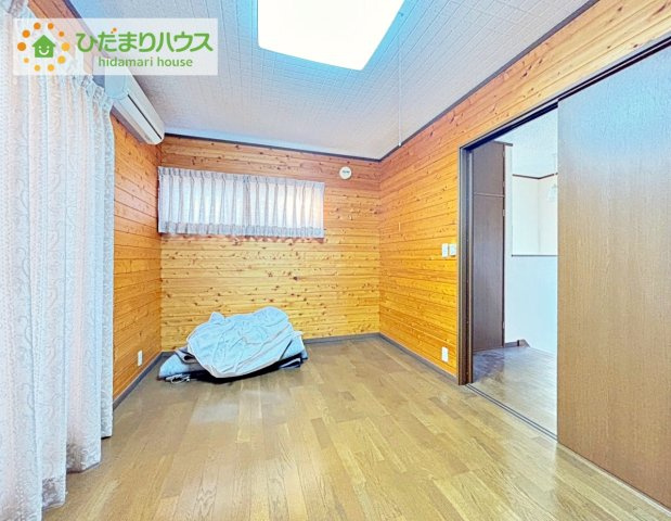 バルコニーへも繋がっている主寝室は、お布団を干したりする家事にも大助かりです
