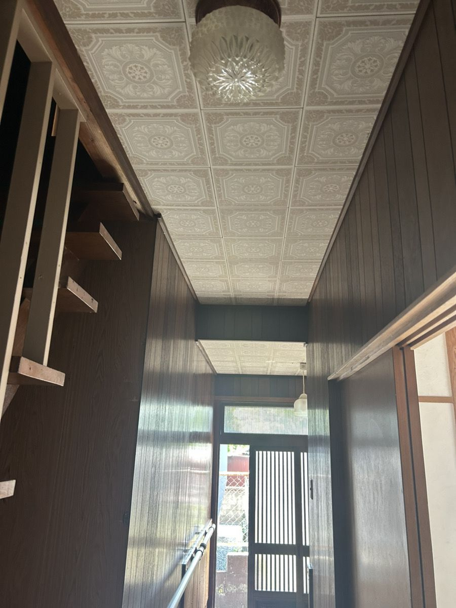 1F玄関からDKに向かう廊下です。照明付きです。