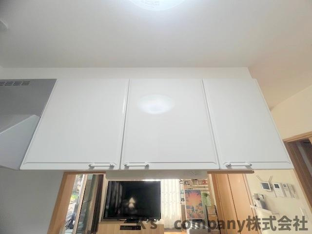 普段使いの少ない調理家電や調理器具などの保管にも役立つ吊戸棚収納☆