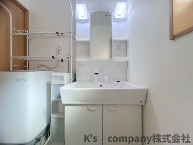 洗面台の下の収納もしっかりと備えた独立洗面台◇鏡の横には使い安いキャビネットがたくさんあります♪