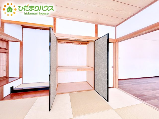 リビングに隣接した和室は収納もしっかりと確保されています！