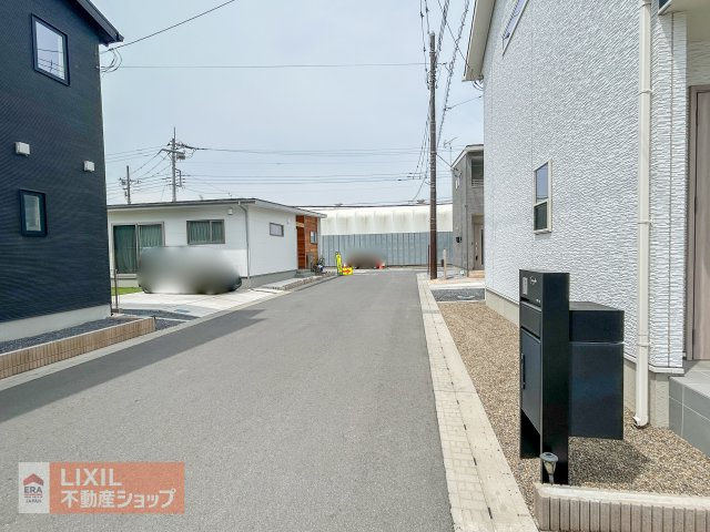 6ｍの広い道路なので駐車やすれ違いも楽々です♪