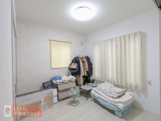 現地写真　白を基調とした明るいお部屋は採光を優しく反射しより明るい印象になります。