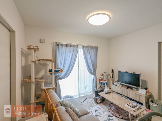 現地写真　白を基調とした明るいお部屋は採光を優しく反射しより明るい印象になります。