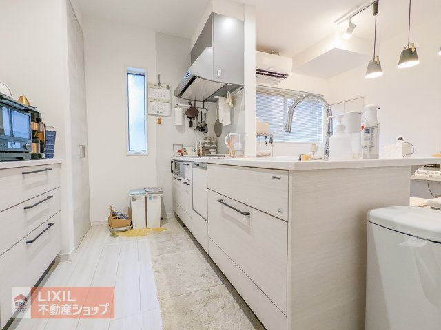 現地写真　白を基調とした明るいお部屋は採光を優しく反射しより明るい印象になります。