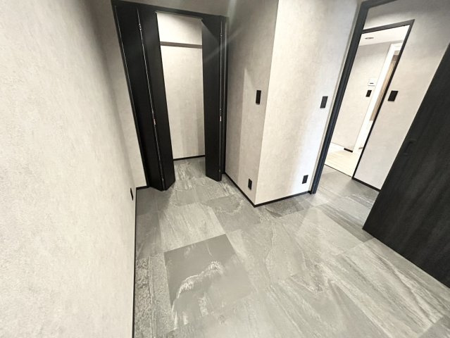 洋室のメリットは重い家具が置きやすく、身の回りが整理しやすいことです。　床がフローリングのため畳とは異なり凹みにくいです。　クローゼットなど収納が豊富で、普段使わない旅行カバンや服の整頓も簡単にです。
