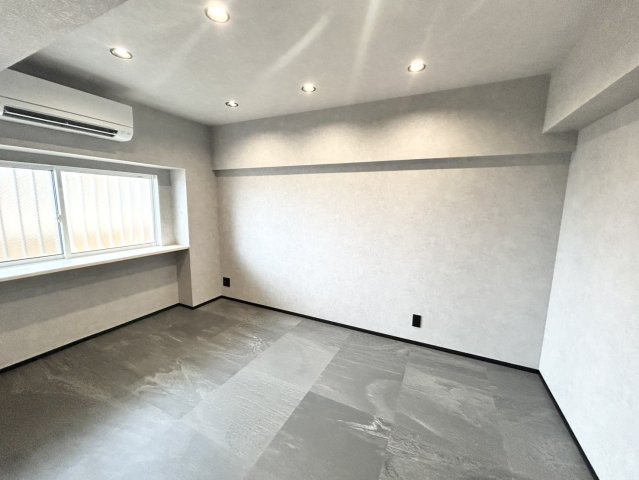 寝室でゆっくりと過ごすためにはベッド周りの適度な空間を担保することや窓の位置、照明の明るさ、寝室の広さなどを考える必要があります。自身や家族の構成とライフスタイルに併せて寝室にする部屋を選びましょう！