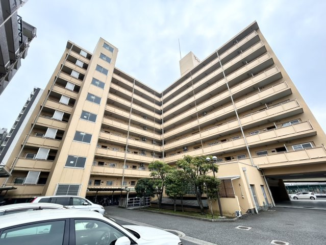 外観はマンション管理がされているかの目安になります。築年数が古いと、壁面は劣化してひび割れが生じることも！建物が古びていても細かいところが修繕されていると、きちんと管理されているなぁと感じるでしょう。