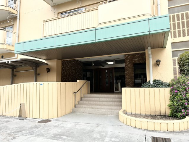 マンションのエントランスには、もともと風よけや防犯の役割がありますが、マンションによって宅配ボックスなどの設備が備わっている所もあります。日々の生活をイメージしながら生活しやすさをチェックしましょう。