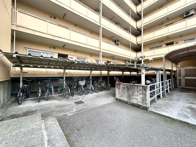 マンションの駐輪場は、事前に空きがあるか確認を取ると安心です。せっかく入居したのに駐輪スペースがない！なんてことになったら大変ですよね。そこで、内見時や購入前にはまず事前に確認しておくと良いでしょう。