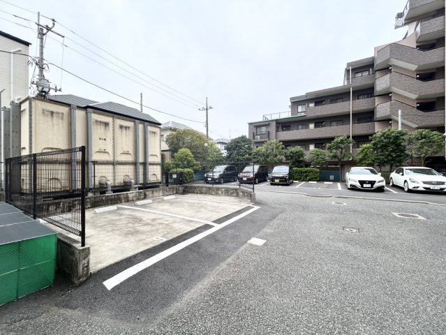 車一台あたりに必要なスペースは、標準サイズの普通自動車で横幅2m50cm、長さ5mは必要になります。ただし、乗降のことも考慮して横幅3m30cm、長さ5m50cmほどは確保できるところを選びましょう。