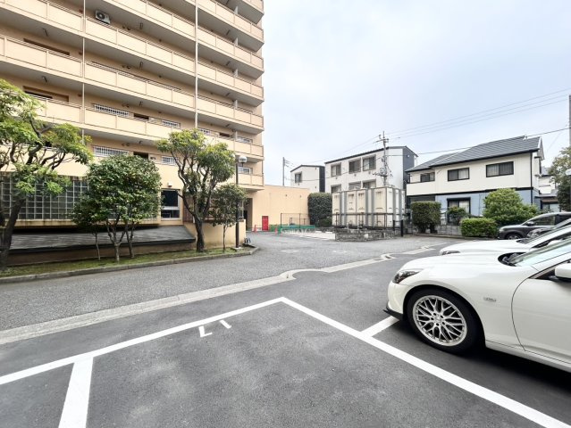 駐車場と明記されていても、最小スペースでつくられた駐車場だと大型車は駐車できなかったり、出入りしにくくなったりする可能性があります。お車のサイズと購入したい物件の駐車場のサイズを現地で確認しましょう。