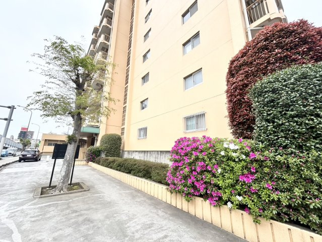 物件によっては、入居者が個人的に使用できる専用庭がついているものもあります。また、住宅の中にある土間の部分を庭と呼ぶこともあります。庭の用途は住む人によって変わり、それによってデザインもさまざまです。