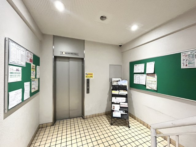 共有部分は、住民なら誰もが使える設備のこと。例えば駐車場やエレベーター、インターネット設備、セキュリティ設備などがあります。他にも、マンションの廊下・外部階段やエントランス・ゴミ置き場などがあります。