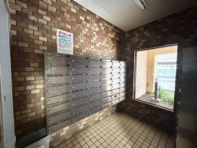 エントランス付近に設置されている集合ポストは、住んでいる部屋と離れているため、ポストをあさるなど誰かに何かされていても被害に気づきにくいです。入居する時には他人に特定されにくい番号で鍵をかけましょう！