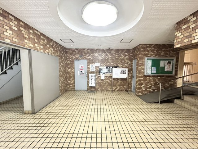 ロビーというと、エントランスと何がちがうの？と思いますよね。実はロビーとエントランスには明確な決まりはありません。物件によっては、エントランスを入って広がるある程度の広さのある空間がロビーとなります。