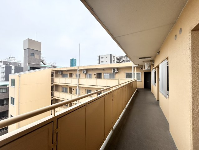 共有部分は、住民なら誰もが使える設備のこと。例えば駐車場やエレベーター、インターネット設備、セキュリティ設備などがあります。他にも、マンションの廊下・外部階段やエントランス・ゴミ置き場などがあります。