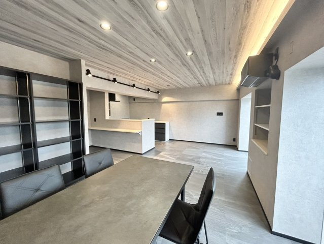 直線タイプはLとDKを一直線に並べた形で対面キッチンのタイプです。一般的なのでよく見かけるかもしれません。直線タイプに似た直接アイランドタイプは、キッチンとダイニングの間に壁がない分広く感じられます。