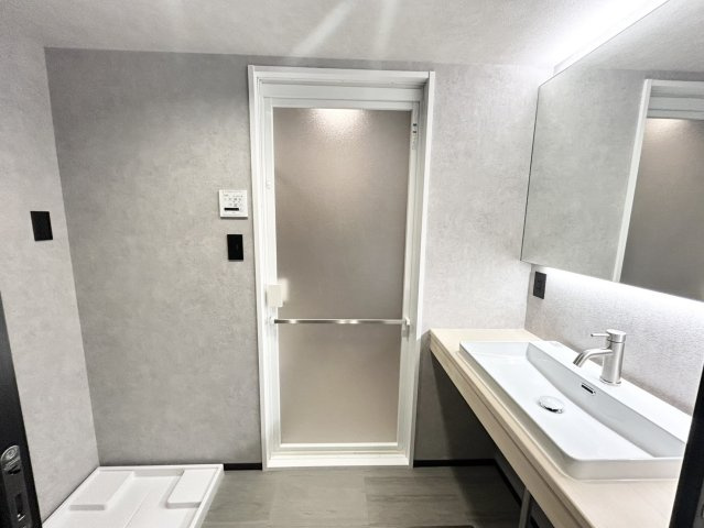 洗面脱衣所は「体を綺麗に整える場所」という目的と役割を持っています。そして便利で使い勝手のいい「体を綺麗に整える場所」にするためには、配置や動線、照明や収納計画をしっかりと検討しておく必要があります。