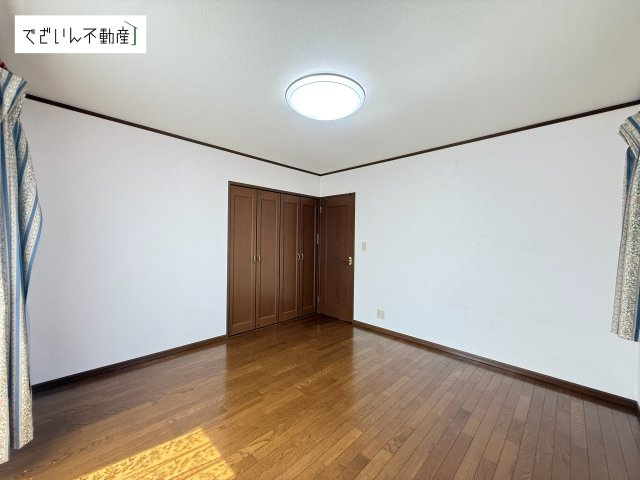 現地(2026年7月撮影)　2階8帖洋室