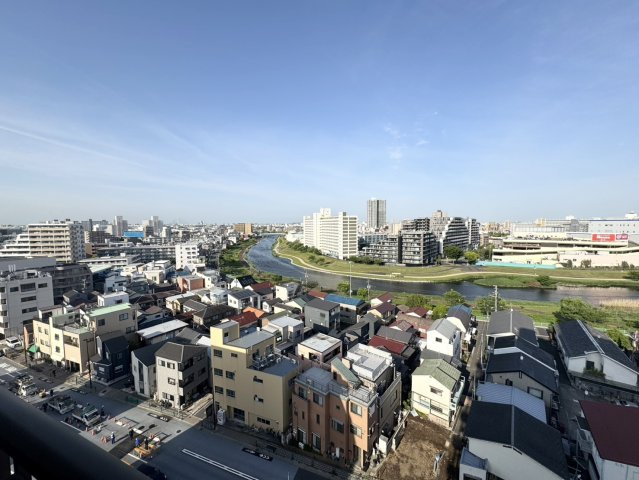 バルコニーからは開放的な眺望が広がり、圧迫感のない景色を楽しめます。日々の暮らしにゆとりと心地よさをもたらします。