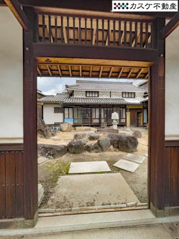 立派な門が出迎えるエントランス